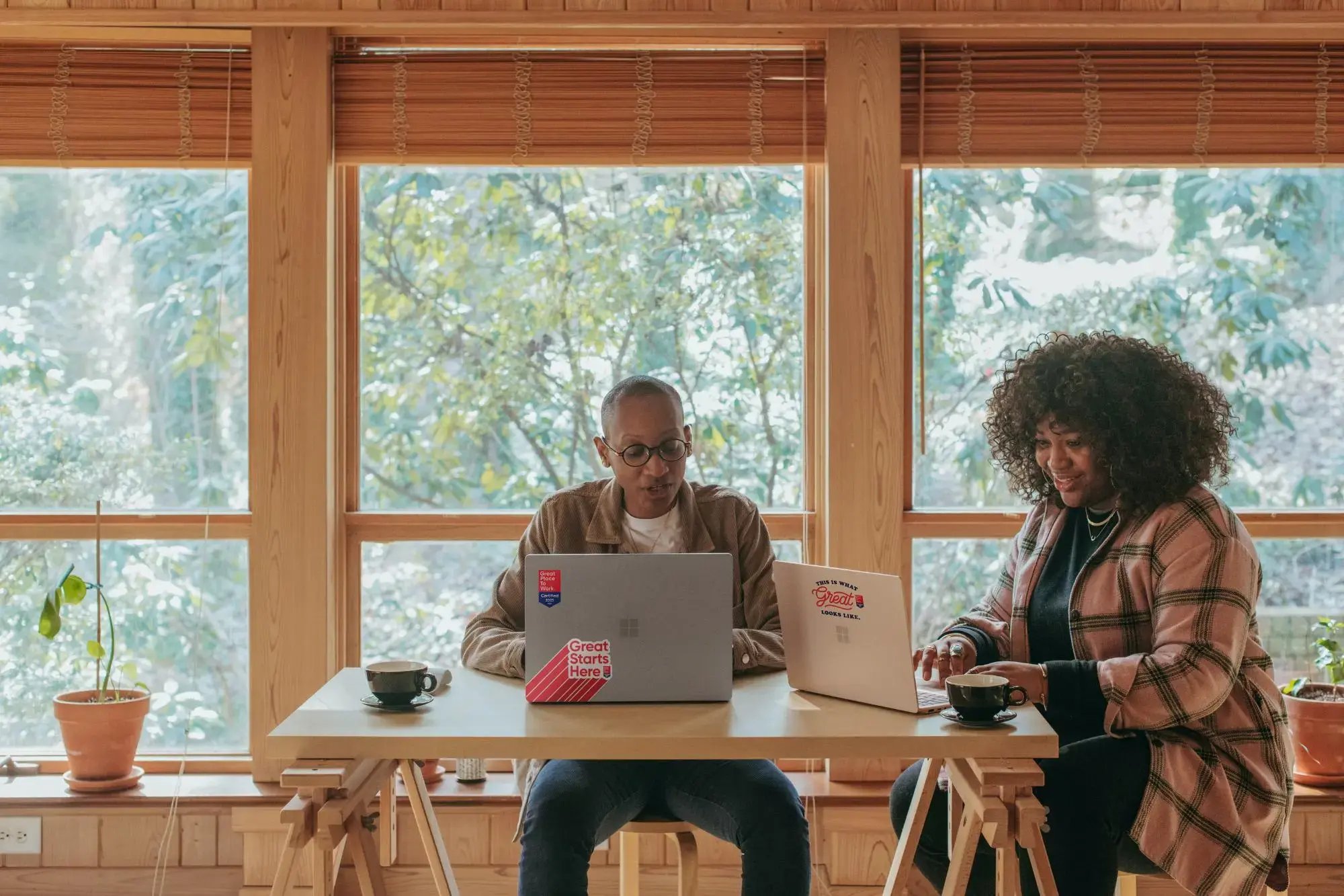 2023_2_people_on_laptops