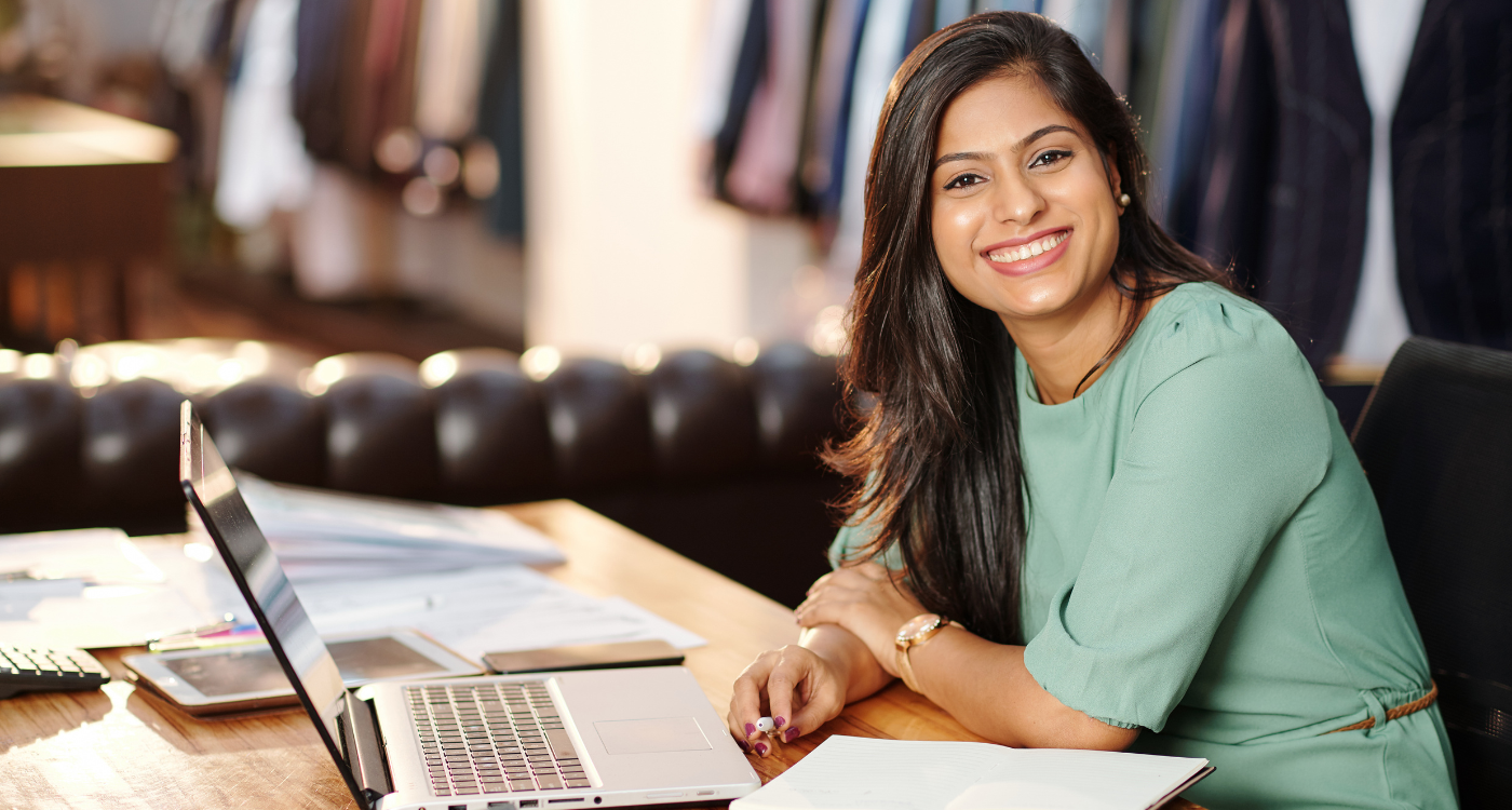happy-woman-working-in-retail-employee-advocacy