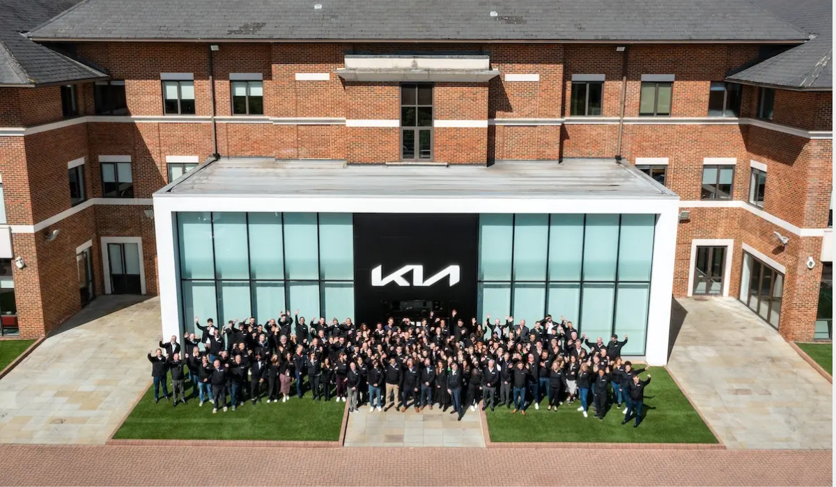 Kia-UK-team-photo-on-site
